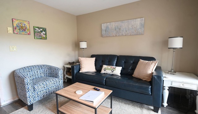 Schuss Village=COZY condo, sleeps 4. Close to LAKES, golf, pools, boat parking