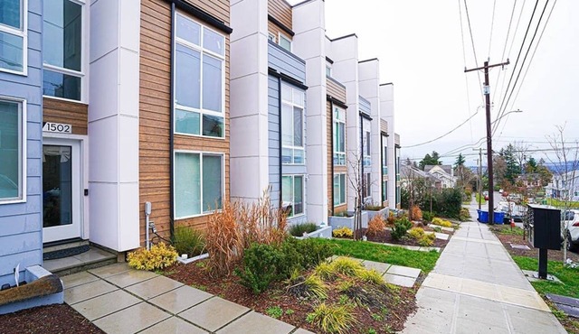 Seattle Townhouse near Lightrail with Rooftop Views