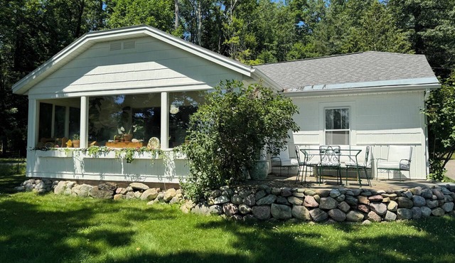 Serene 3-bedroom cottage, a children's paradise, in welcoming Harbor Springs.
