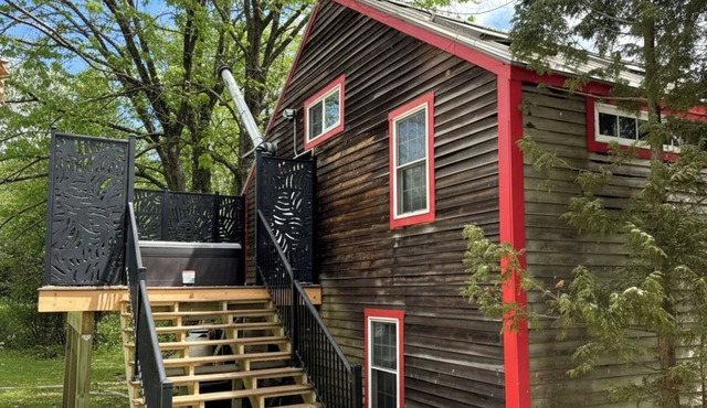 Skylight Barn Retreat w/Hot Tub Near Highland