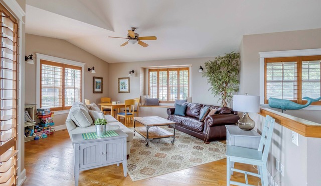 Sleek Luxury Home, Haystack Views, King-Queen Suites, Block From Beach!