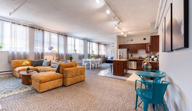Sleep 14 | Downtown, Vintage 5bd/2ba (gym+patio)