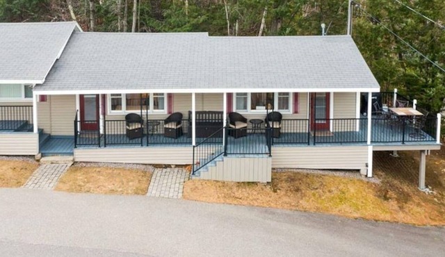 Sleeps 6, 2 Bath, Large Private Deck, Beach & Pool