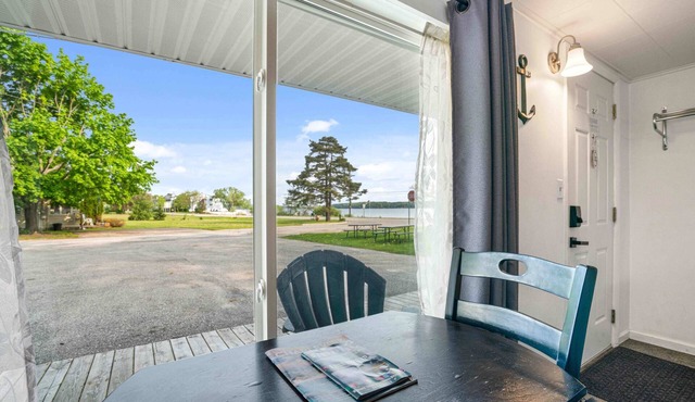 🌼 South Arm Retreats Motel: Lake View Double Room ➠ #6
