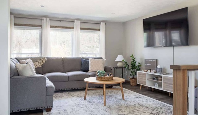 Spacious & Chic | 4BR | HotTub | Mins to Dwntwn!