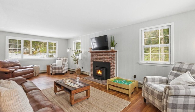 Spacious Family Retreat Heart of the Lakes Region