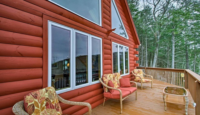 Spacious Gilford Retreat w/Deck: 2 Mi to Skiing!