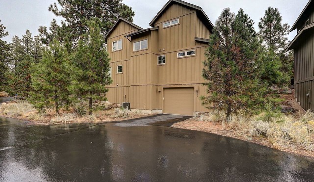 Stylish Luxury Cabin with Hot Tub near Deschutes River Trail on Resort in Bend, Oregon