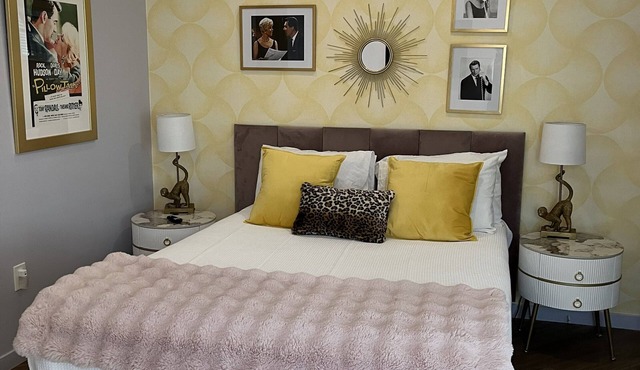 Suite 2 Pillow Talk Suite The American Hotel Dwntn Williams Bay. Steps to Beach.