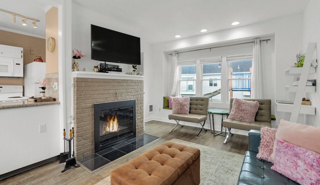 Super cute family Condo, Sleeps 4, Best location in Seaside! Unit 130