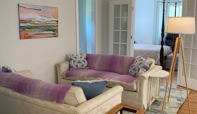 Suzy Q's Cozy Downtown Retreat