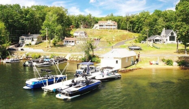 THE BEST. Lake Spectacula view. Sleeps up to 5 discount for long term rental ,
