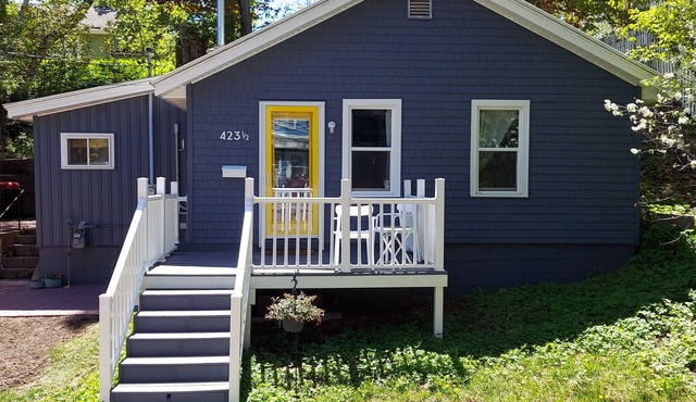 The Summer Cottage - 1 bedroom home central to downtown and NMU. Bring the dog!