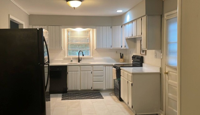 Town of Colonie Home w/deck and yard, I-87 closeby, 40 min to Saratoga