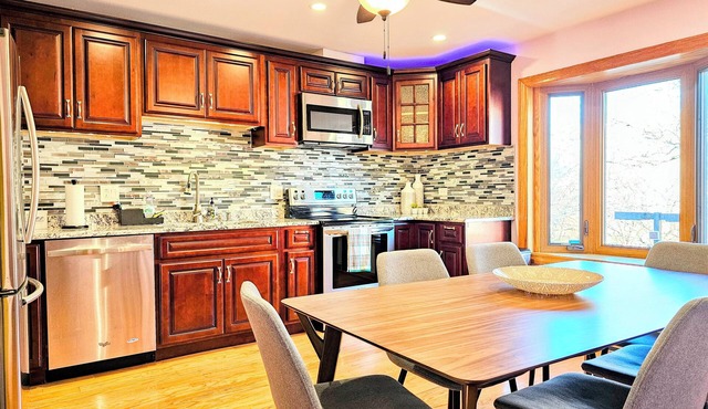 Townhome 3 bedroom 2 bath with Parking - near McCormick Place , Chinatown Sox