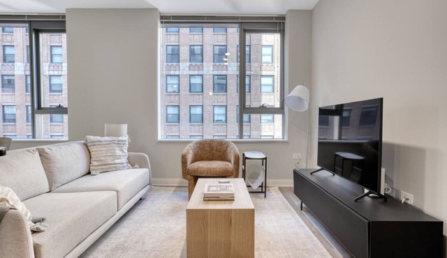 Trendy Loop 1BR w/Gym, Pool & Lounge, 1 block from L, by Blueground