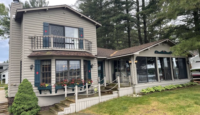 Upper Silver Lake, Beautiful 5 Bedroom Lake Front Log Cabin Style Home