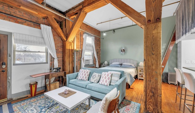 Vibrant, Colorful & Cozy Industrial Loft w/easy parking