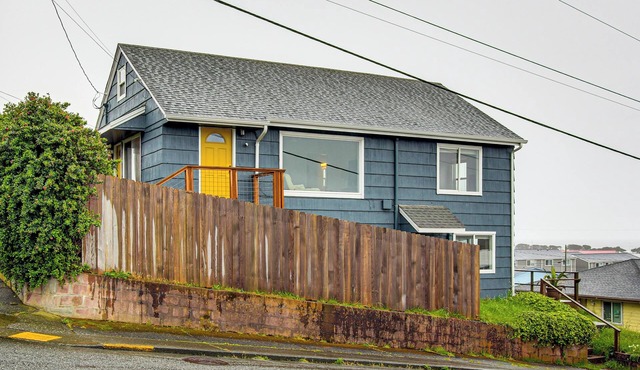 Views of Ocean & Harbor! Quaint Gold Beach Duplex