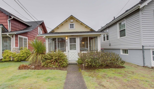 Walkable cottage with sun porch, full kitchen - near beach & town