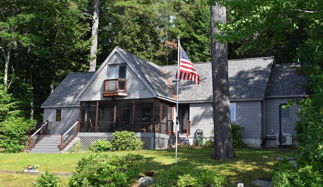 Waterfront home sleeping 10 located on Cummings Cove on Lake Winnipesaukee