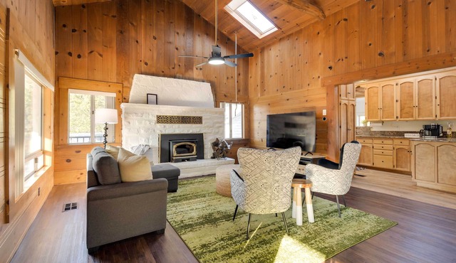Waterfront Mariposa Vacation Rental w/Hot Tub