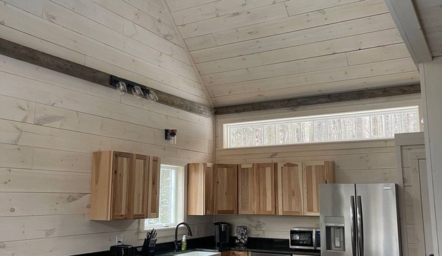 Waterville Estates New, Charming Pine Chalet, sleeps 8 includes 2 passes