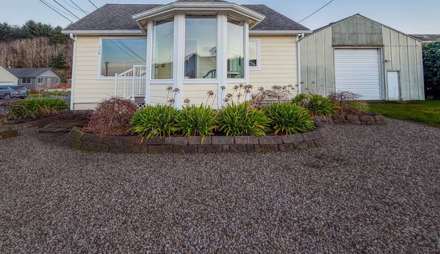 Winchester Bay Coastal Retreat | Dog-Friendly Home