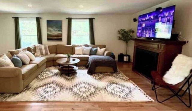 Winnipesaukee Beach Access Home with hot tub