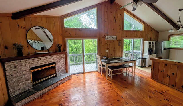 Wonderful 3-bedroom house in Gilford-Hot tub, Lake, Skiing, BankNH Pavilion!