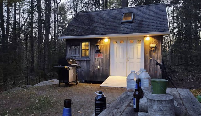 Wooded Mountain Getaway 2-bedroom bunkhouse with AC in Warren, NH