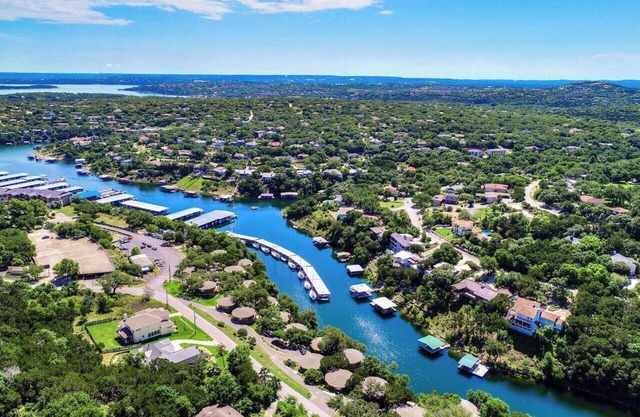 Red Bud #4 - Lake Villa with Hot Tub Access