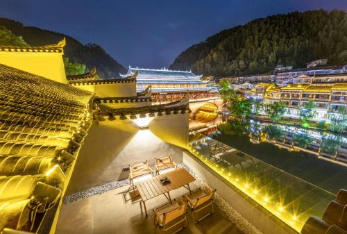 Fenghuang House | 云隐兮江景民宿