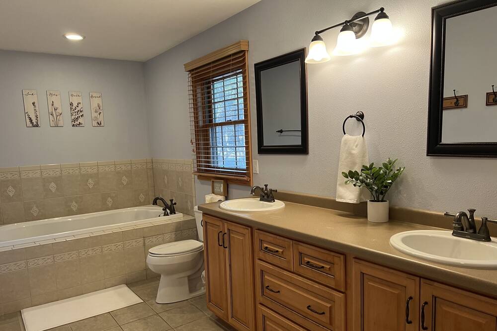 Photo of Bathroom in Rothschild