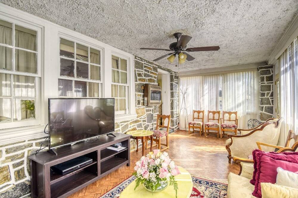 Photo of Livingroom in Upper Darby