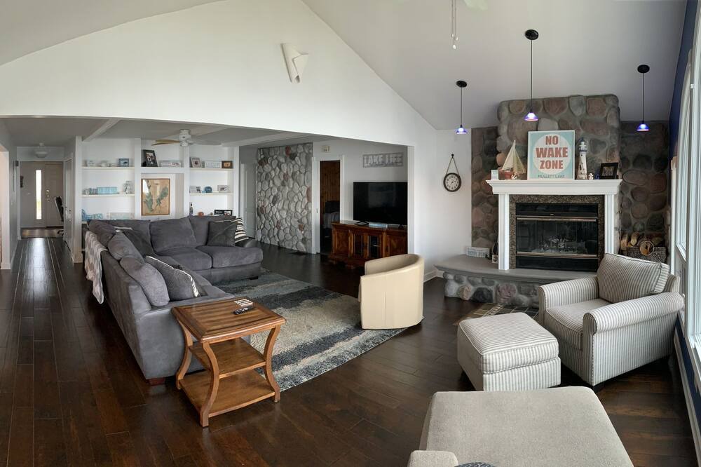 Photo of Livingroom in Mullett Lake
