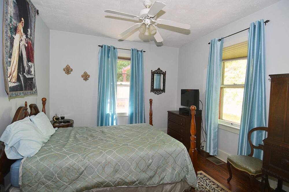 Photo of Bedroom in Berkeley Springs
