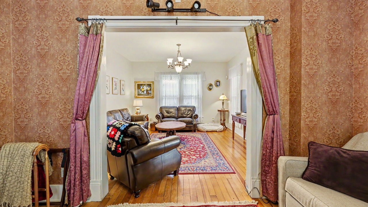 Photo of Livingroom in Siskiyou-Hargadine Historic District