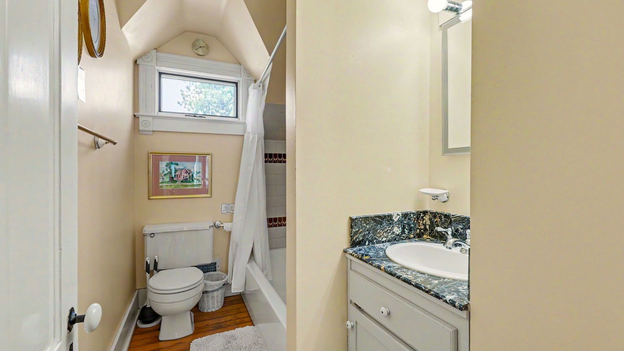 Photo of Bathroom in Siskiyou-Hargadine Historic District
