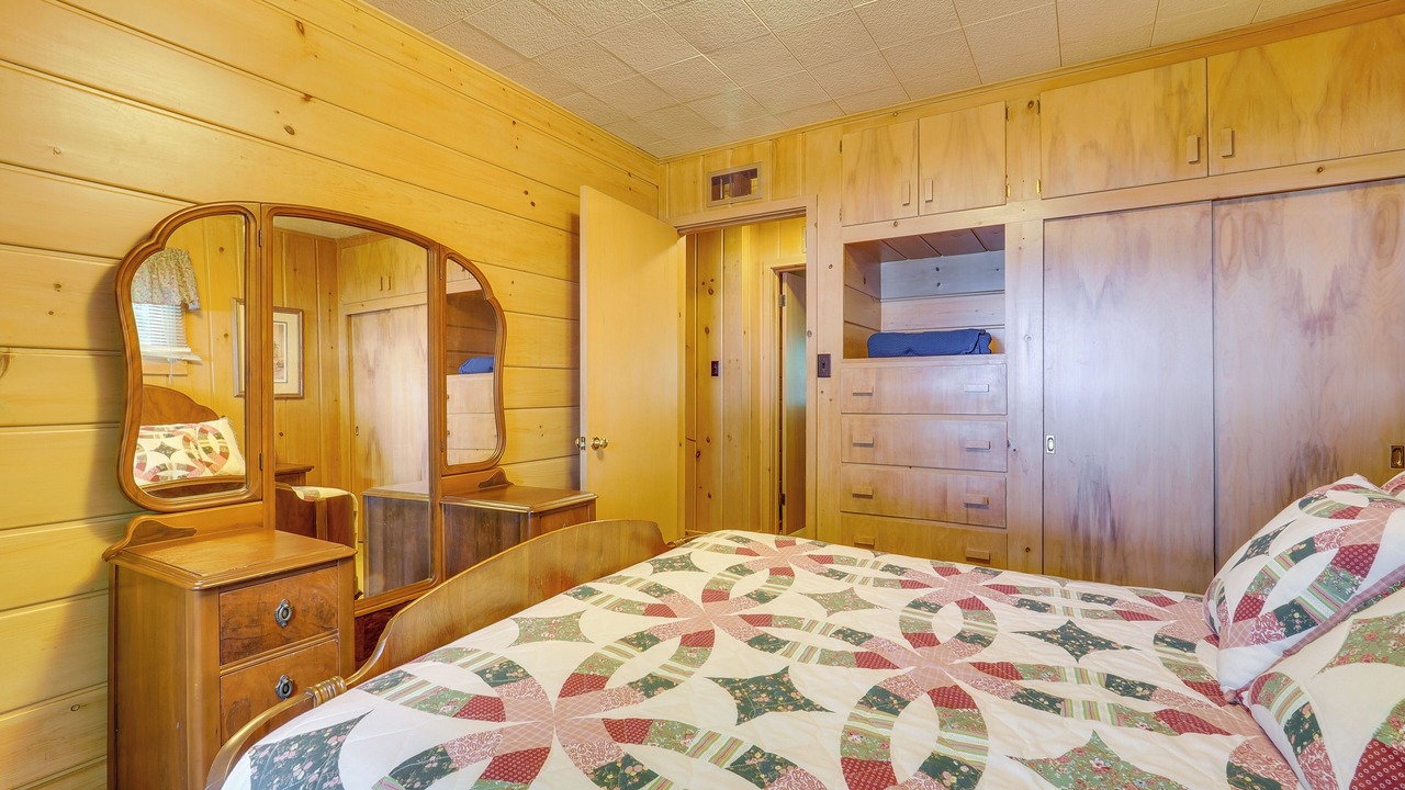 Photo of Bedroom in Central Lake