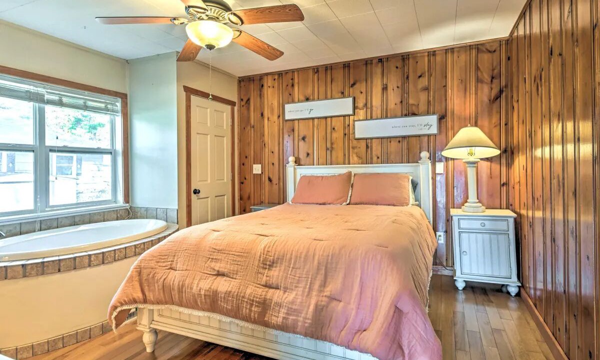 Photo of Bedroom in King