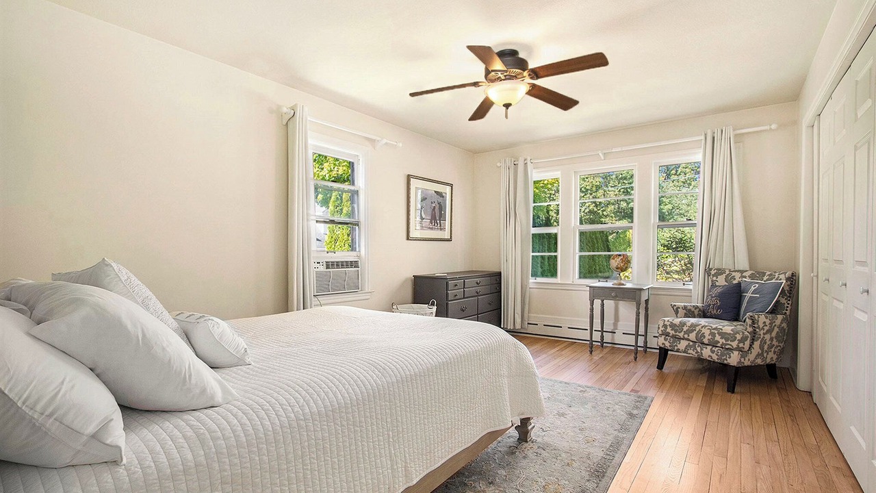 Photo of Bedroom in Spring Lake