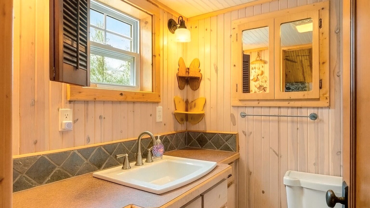 Photo of Bathroom in Levering