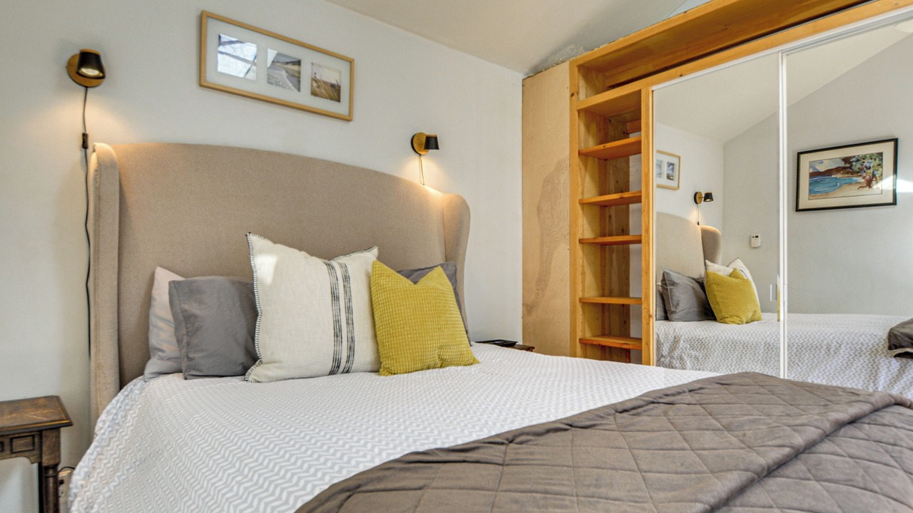Photo of Bedroom in Siskiyou-Hargadine Historic District