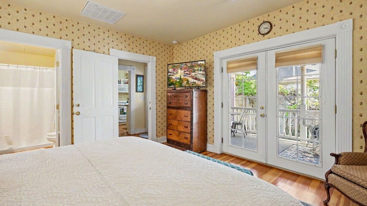 Photo of Bedroom in Siskiyou-Hargadine Historic District