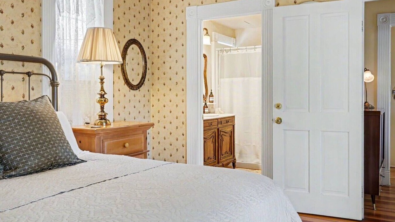 Photo of Bedroom in Siskiyou-Hargadine Historic District