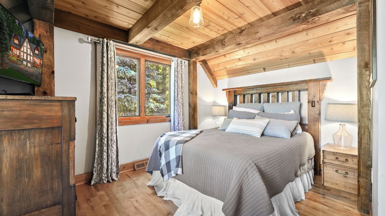 Photo of Bedroom in Higgins Lake