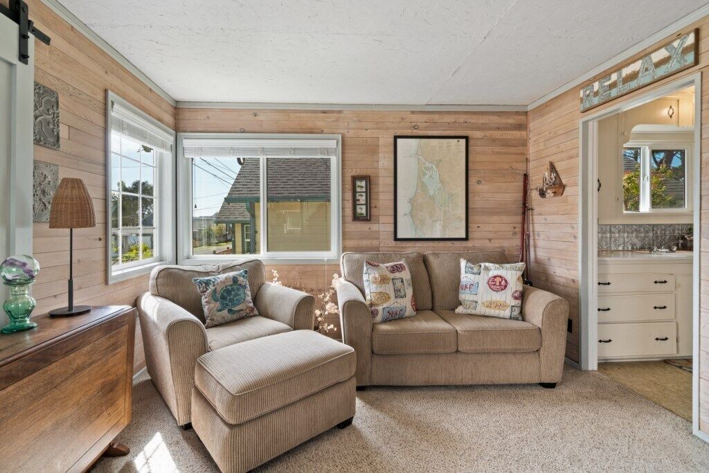 Photo of Livingroom in Rockaway Beach