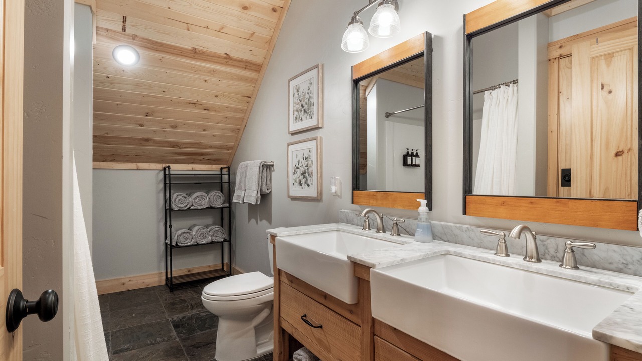 Photo of Bathroom in Island Park