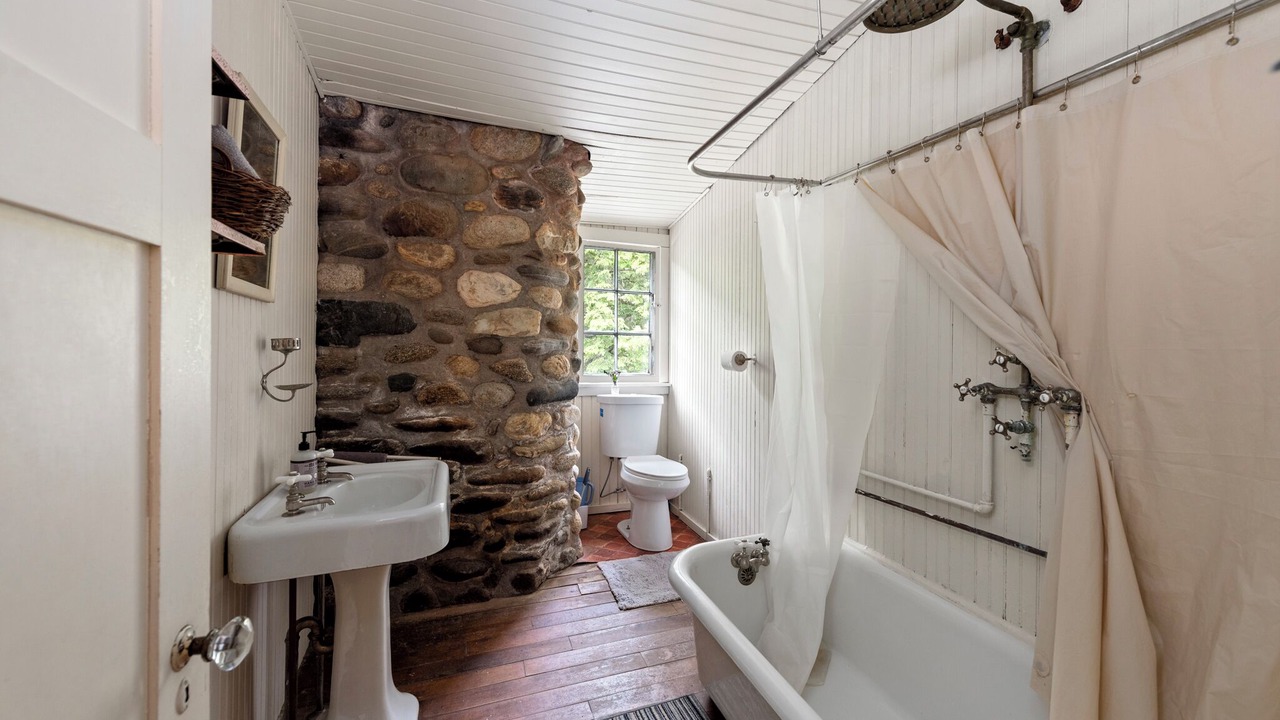 Photo of Bathroom in Warren
